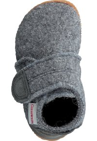 Grijze gevoerde slipper met een zachte textuur, voorzien van een klittenbandsluiting en een rubberen zool. De binnenkant is donker en niet gevoerd.