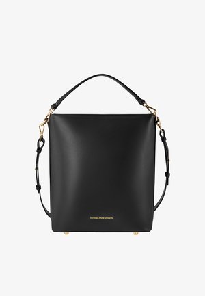 Sort lædertaske med en struktureret rektangulær form, justerbar skulderrem og guldfarvet hardware. Fremhæver præget branding.