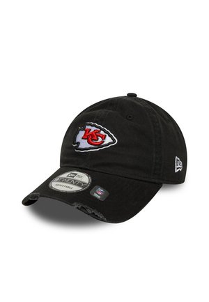 Casquette de baseball noire ajustable avec le logo des Kansas City Chiefs, l'emblème New Era et un autocollant d'équipe NFL sur la visière.