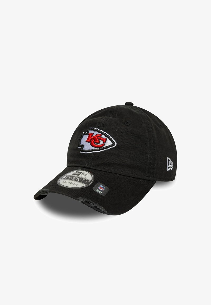Schwarze verstellbare Baseballmütze mit Kansas City Chiefs-Logo, New Era-Symbol und NFL-Teamaufkleber auf dem Schirm.