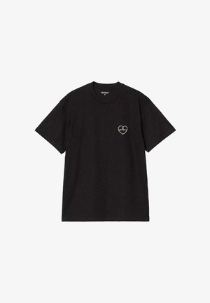 Camiseta de algodón negra con mangas cortas, cuello redondo y un pequeño gráfico en forma de corazón en el lado izquierdo del pecho. Ajuste clásico.