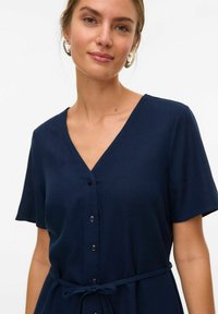 Vero Moda VMMYMILO KURZES - Abito a camicia - navy blazer