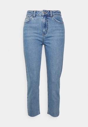 Jean bleu clair taille haute à jambes droites avec cinq poches, bouton devant et fermeture éclair, présenté sur fond blanc.