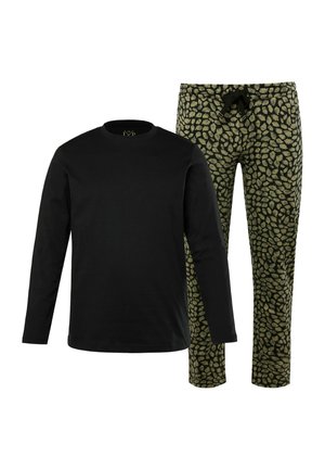 Sort langærmet skjorte med rund hals, parret med grønne bukser med et bladmønster og justerbar snøre i taljen.