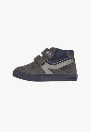 Dunkelgrauer und marineblauer High-Top-Sneaker mit zwei Klettverschlüssen, einer davon mit der Aufschrift "BOY,", hellgrauem Streifendetail und Gummisohle.