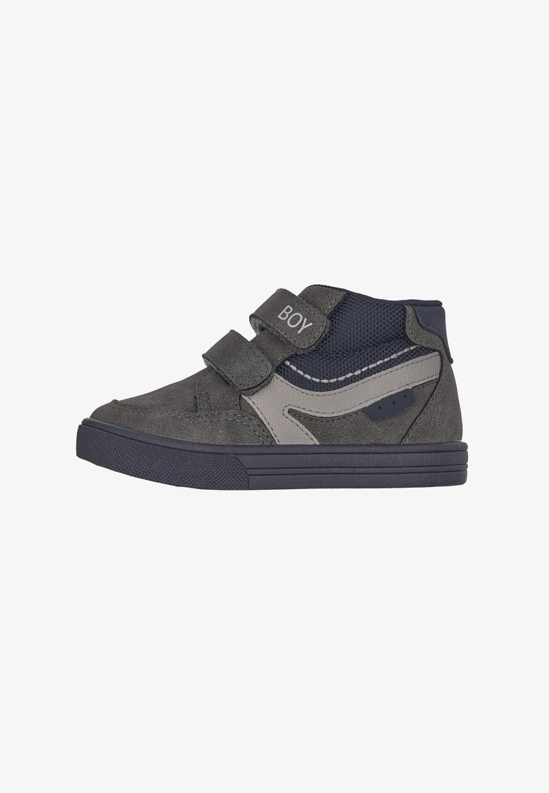Baskets montantes gris foncé et bleu marine avec deux bandes velcro, dont une marquée "BOY,", détail de bande gris clair et semelle en caoutchouc.