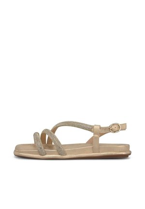 Sandalia plana beige con tres finas tiras texturizadas sobre el pie y una correa ajustable en el tobillo con hebilla dorada, mostrada de perfil lateral.