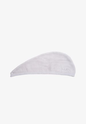 Turbante de microfibra blanco con forma curva, textura suave y estampado de logo. Cuenta con un botón para asegurar.