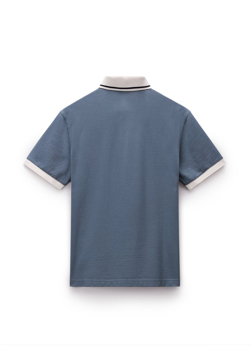 Polohemd aus einfarbigem blauen Stoff mit strukturierter Oberfläche, ausgestattet mit einem kontrastierenden weißen Kragen mit schwarzen Akzenten und kurzen Ärmeln.