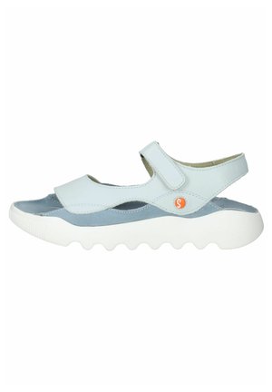 Sandale bleu clair avec un dessus en cuir doux et une sangle ajustable. Présente une semelle en caoutchouc blanc avec un motif ondulé pour une meilleure traction.
