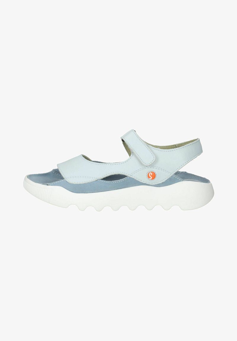 Sandale bleu clair avec un dessus en cuir doux et une sangle ajustable. Présente une semelle en caoutchouc blanc avec un motif ondulé pour une meilleure traction.