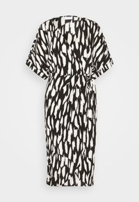 Vestido envolvente en blanco y negro con un tejido texturizado, mangas cortas y un patrón abstracto. Incluye un lazo en la cintura para una silueta ajustada.