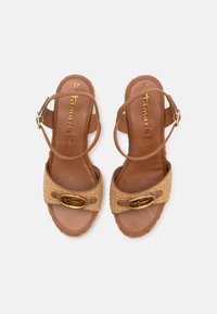 Paire de sandales marron à bout ouvert avec brides à la cheville et détail de boucle dorée sur la bride avant tressée, taille 37, vue de dessus.