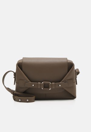 Hnědá kožená kabelka přes rameno se strukturovaným tvarem, zdobená překlopnou klopou, dekorativní sponou a nastavitelným popruhem.