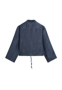 Veste en jean bleu foncé à manches longues, ourlet droit, couture visible sur le haut du dos et deux cordons suspendus au centre du bas.