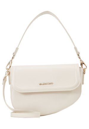 Valentino schoudertas in crèmekleur met gouden logo op de flap, gebogen onderkant, verstelbare band en gouden hardware bevestigingen.