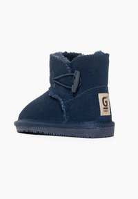 Stivali per bambini blu navy realizzati in feltro morbido con una finitura testurizzata, dotati di un bottone decorativo e dettagli cuciti. Suola in gomma a profilo basso.