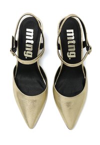 Tacones metálicos dorados, con punta afilada y correas en el tobillo, y una plantilla negra con la inscripción "mtng." en plata. Textura suave, diseño minimalista.