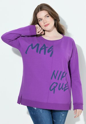 Paarse sweatshirt met lange mouwen en een ronde halslijn. Kenmerkt zich door een gedurfde grafische print in donkerblauw op de voorkant. Geknipt met een split-zoom.