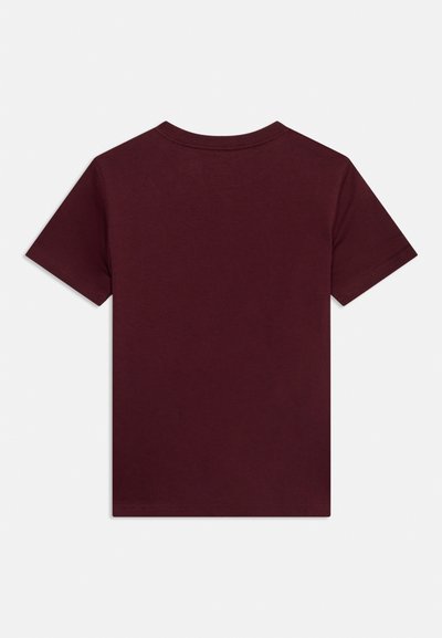 Απλό σκούρο κόκκινο κοντομάνικο μπλουζάκι, εμφανιζόμενο από πίσω σε ανοιχτό φόντο.