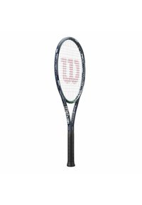 Wilson tennisracket met een marineblauw frame, witte snaren, een rood logo en een gestructureerde zwarte grip. Het heeft een taps toelopende kop en een verlengde hals.