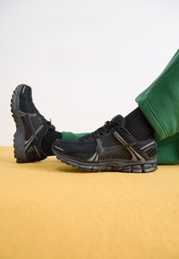 ZOOM VOMERO 5 - Sporta apavi - black/anthracite/metallic dark grey