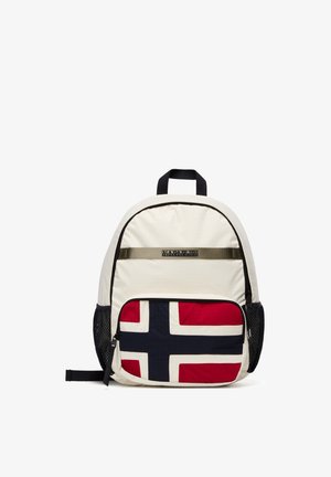 Zaino con tessuto crema, caratterizzato da un design della bandiera della Norvegia in rosso, bianco e blu. Include una tasca laterale in rete e un dettaglio del logo.