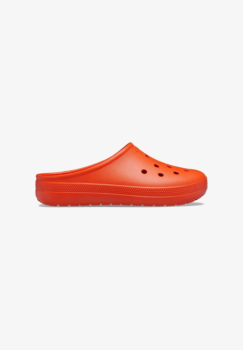 Felgekleurde oranje klompen gemaakt van lichtgewicht plastic, met ventilatiegaten, een ronde neus en een textuur op de zool voor grip.