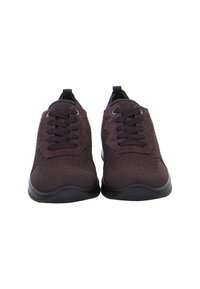 Baskets en tissu tricoté marron foncé avec semelles noires et lacets assortis marron foncé, vues de face.