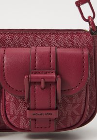 MICHAEL Michael Kors ZOE POUCHETTE - Borsa a mano - mulberry