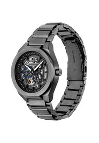 Pánské automatické hodinky Armani Exchange z nerezové oceli s černým skeletovým ciferníkem a modrými subciferníky, spojeným náramkem a značkovou korunou.