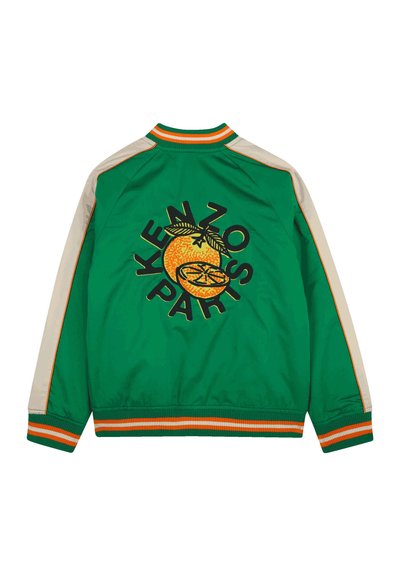 Groene bomberjack met lichtbeige mouwen, voorzien van een oranje logo en een fruitgrafiek op de achterkant, geribde manchetten en zoom.
