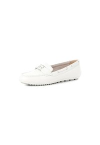 Mocassino bianco in pelle con dettagli cuciti, una fascia sul vamp e un accento in metallo. Suola in gomma con piccoli puntini antiscivolo.