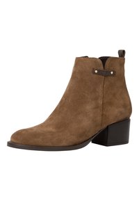Boots alla caviglia in suede marrone con punta rotonda, tacco basso a blocco e una fessura laterale. Presenta una piccola linguetta con accenti metallici nella parte superiore.