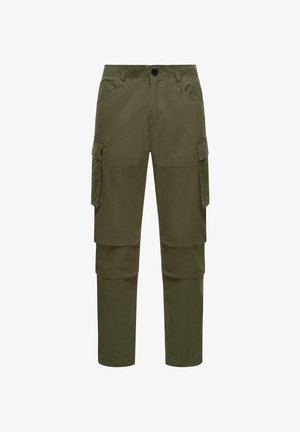 Cargo hlače u maslinasto zelenoj boji, izrađene od izdržljivog materijala, s više džepova, ravnog kroja i kopčanjem na dugme u struku.