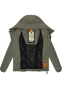 Olijfgroene buitenjas met een capuchon, voorkant met rits en drukknoopsluiting. Zwarte gemusterde binnenvoering, met een oranje label aan de zoom.