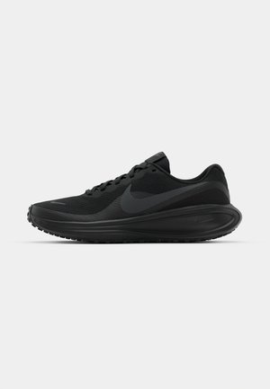 Sneaker da atletica nere con tomaia in mesh testurizzato, design con lacci, suola spessa e il logo Nike in evidenza nero sul lato.