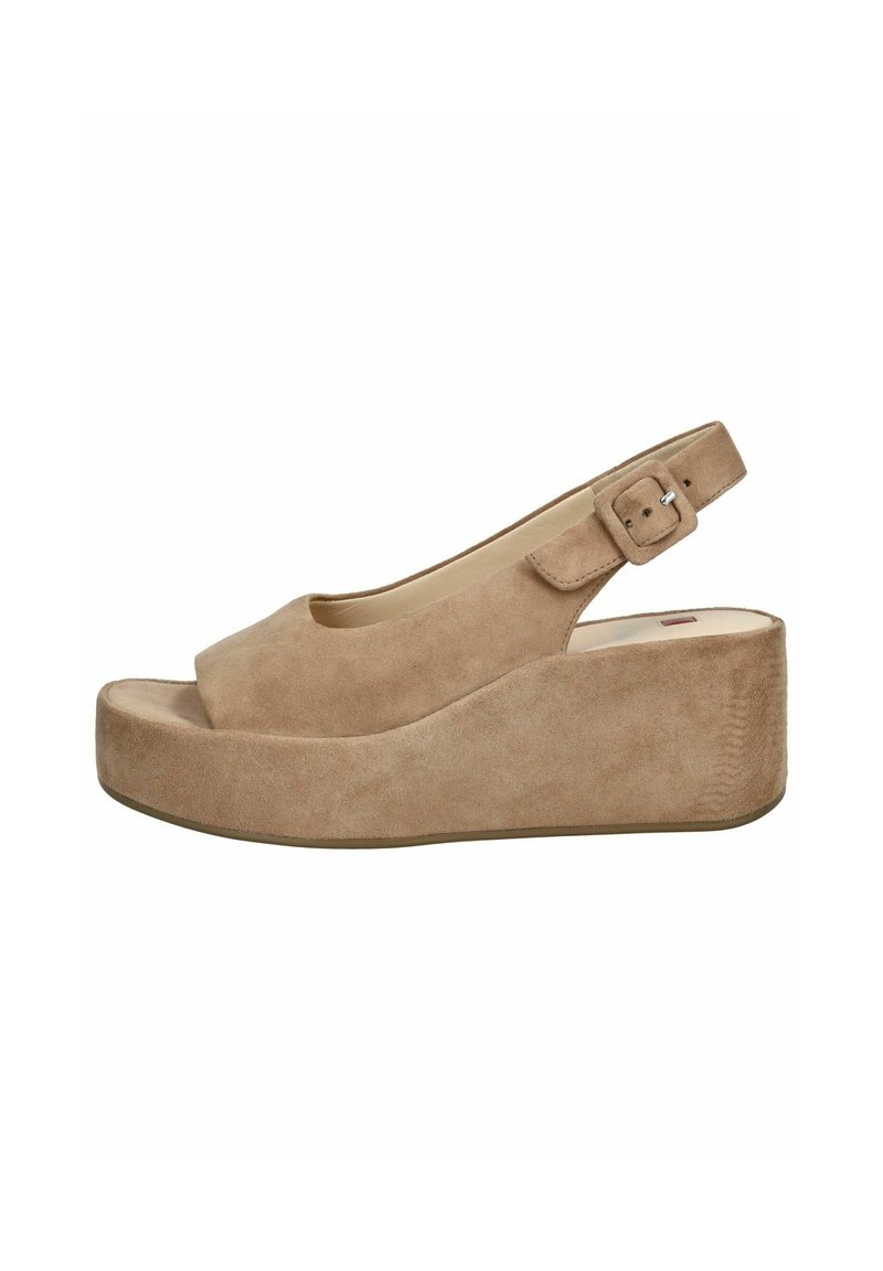Sandales compensées en suède beige avec une ouverture à l'avant et une bride autour de la cheville, présentant une boucle carrée et une plateforme texturée.