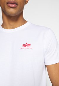 Alpha Industries BACK - Majica kratkih rukava s printom - white/red