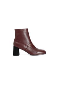 Stivaletto in pelle bordeaux con tacco spesso nero e dettaglio decorativo a fibbia. Presenta una punta affusolata e una texture liscia.