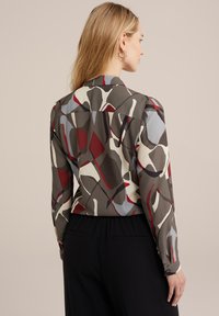 Cămașă cu mânecă lungă, cu un model abstract multicolor în nuanțe de gri, roșu și albastru. Material neted, cu guler și manșete cu nasturi.