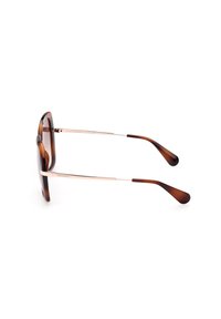 Occhiali da sole in acetato marrone con forma arrotondata, accenti in metallo e aste sottili che si assottigliano verso le punte più scure. Le lenti trasparenti completano il design.