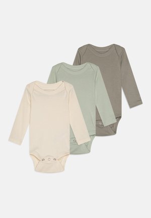 Conjunto de três bodies de manga longa para bebé em branco sujo, verde suave e verde azeitona. Feitos de uma mistura de algodão leve com fechos de pressão.