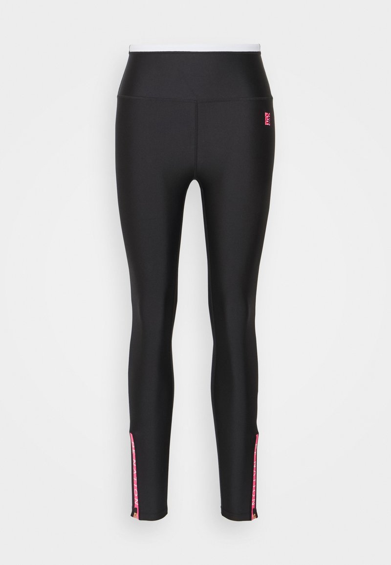 Leggings de sport noirs avec une taille haute, ornés d'accents roses et de zippers au niveau des jambes inférieures. Fabriqués à partir d'un matériau extensible et lisse.