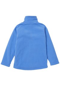 Modrý fleecový pulovr s vysokým límcem, dlouhými rukávy, hladkou texturou a obdélníkovou nášivkou na horní části zad pro štítek nebo branding.