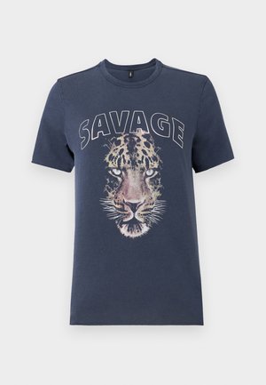 Tricou din bumbac de culoare bleumarin, cu un mare print al feței unei feline și textul "SAVAGE" deasupra, cu gât rotund și mâneci scurte.
