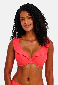 Koraal kleurige bikini-top met een gerimpeld ontwerp langs de decolleté, gestructureerde cups en brede bandjes voor ondersteuning. Gladde textuur en naadloze afwerking.