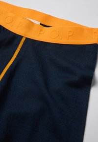 Marineblauwe boxershorts met een oranje elastische tailleband waarop "P.O.P." is gedrukt; beschikt over contrasterende oranje stiksels aan de voorkant.
