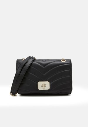 Sac à main matelassé noir avec une fermeture en métal doré, présentant un motif chevron et une bandoulière ajustable. Texture en cuir lisse.