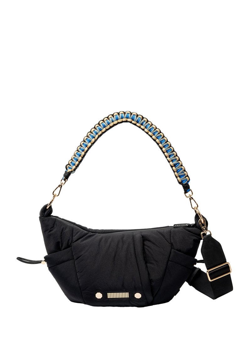 Zwarte getailleerde tas met een kenmerkende gevlochten blauw en tan handvat, gouden accenten en een ritssluiting. Beschikt over zijvakken voor extra opslag.